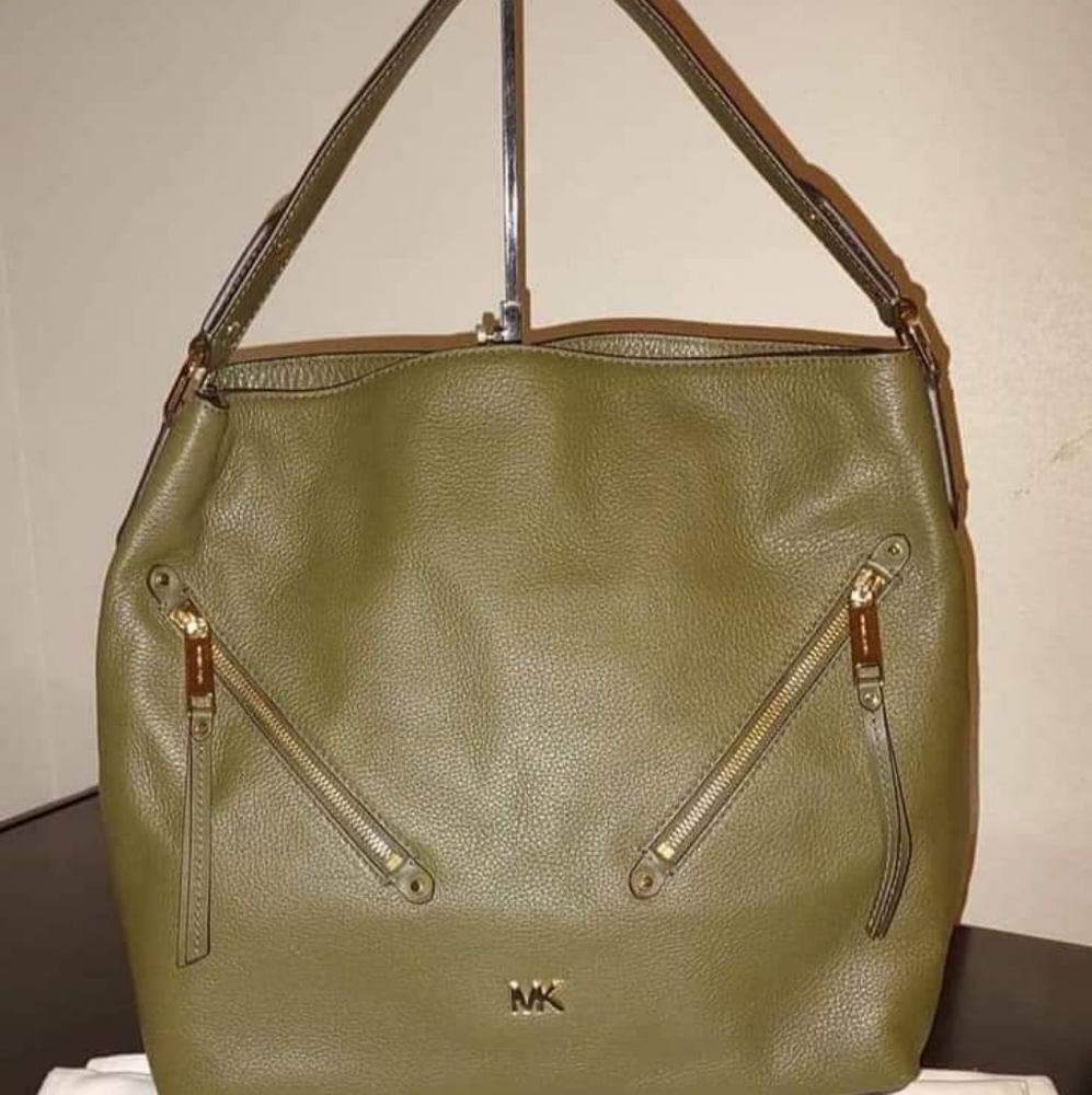 ❌❌SOLD❌❌NWT MICHAEL KORS "Evie" Large Pebbled Leather Shoulder Bag💚💚💚